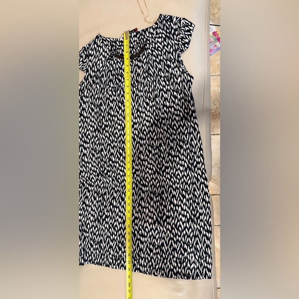 Elegant Black and white Patterned dress size 12p - Picture 8 of 9